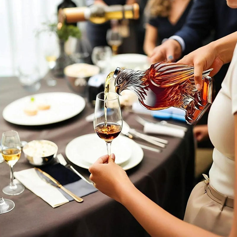 Majestic Eagle Glass Decanter - Ideal Giftable 🎁 Exquisite Glass Bottle, Perfect Entertainment Novelty & Decor