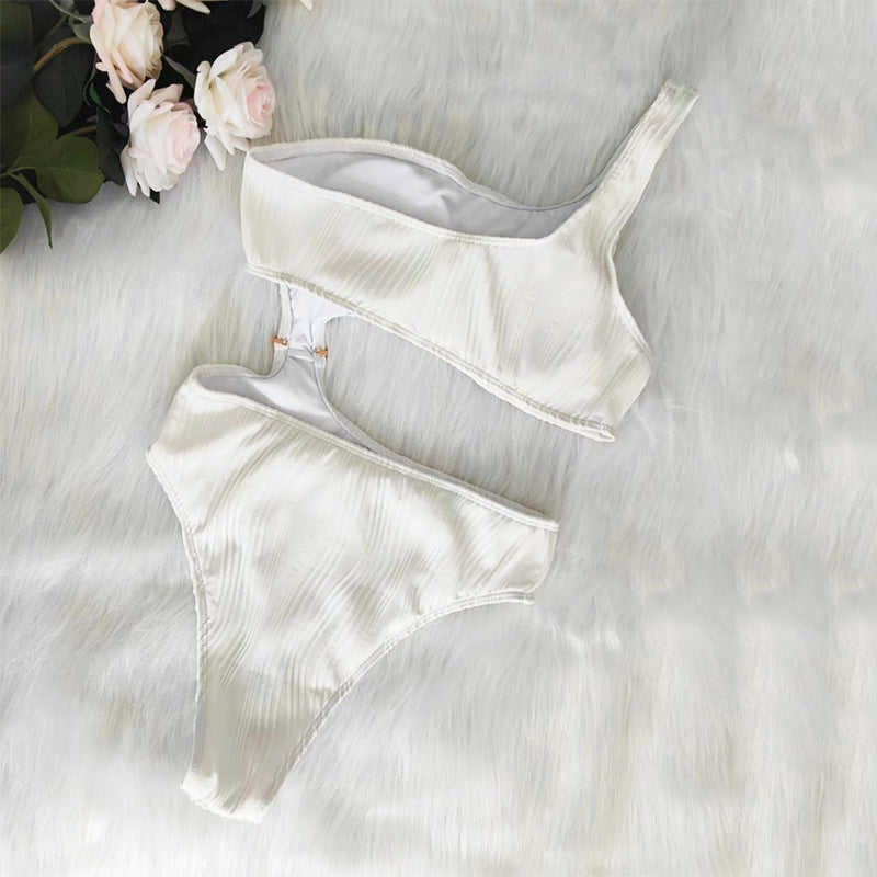 Sexy One Shoulder Solid Color Swimsuit 🩱Unique Design and Striated Pattern