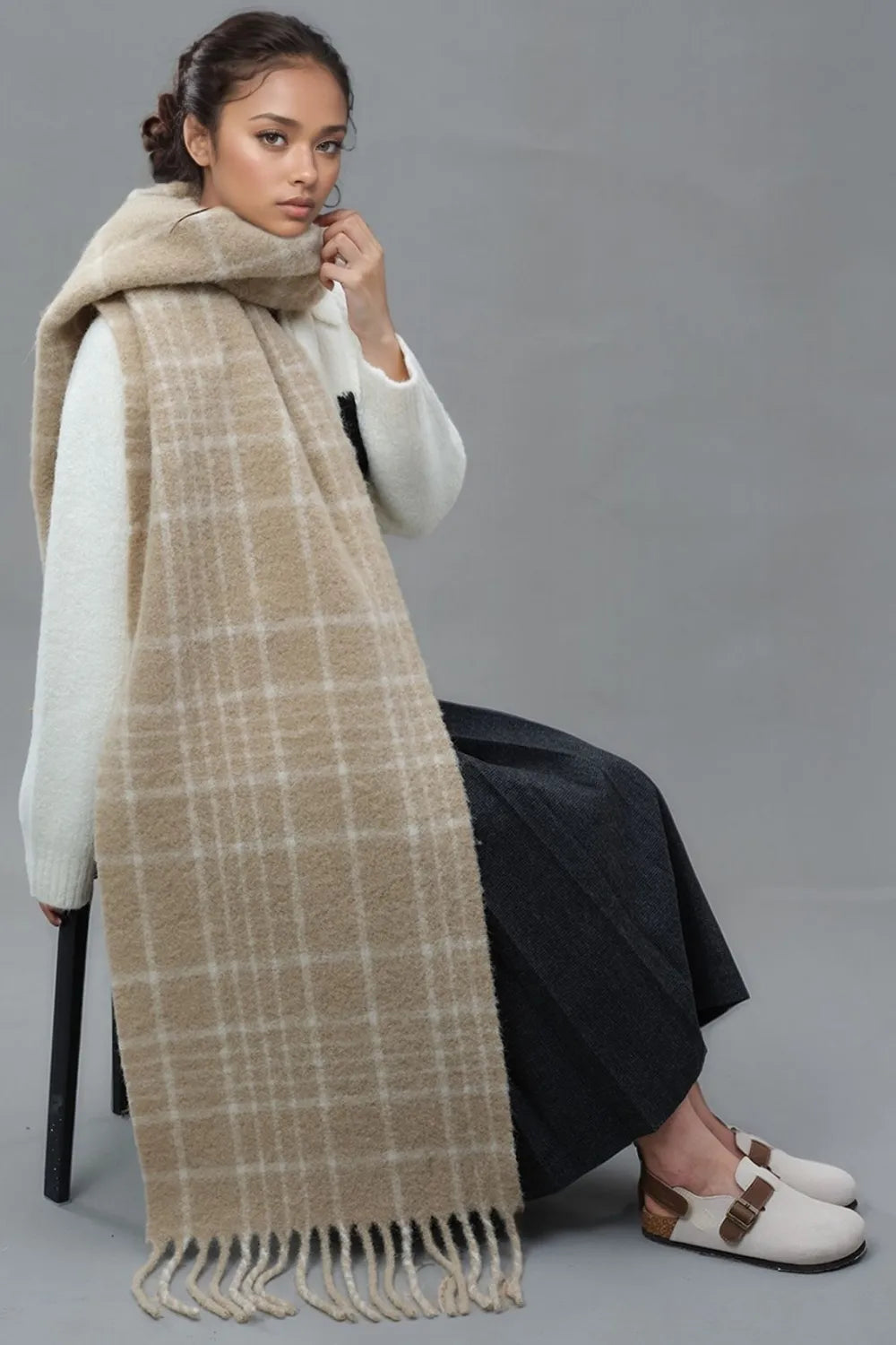 GIANT Cozy Sheep's Wool Scarf - Plaid Thermal with Fringes, Grab 2, Save More ! 🧣✂️🔖
