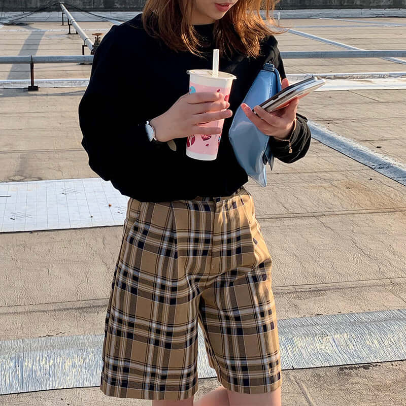 Small fragrance 2021 summer new straight five pants female port taste female INS shorts female high waist plaid pants 3133