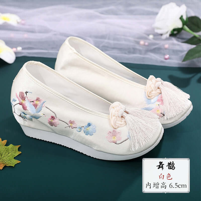 Dance new ancient wind Chinese clothes shoes, thick bottom, Su embroidery shoes, cute small animals, with antiques shoes