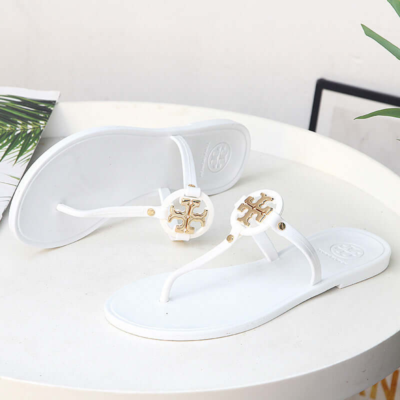 2022 Summer New Style Beach Sandals And Slippers With Toe Metal Buckle Crystal Jelly Fashion Designer Woman Flip Flops Slipper