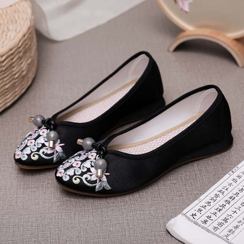 New embroidered shoes summer women's old Beijing cloth shoes national wind low with Chinese wind currennial single shoes fashion pointed shoes