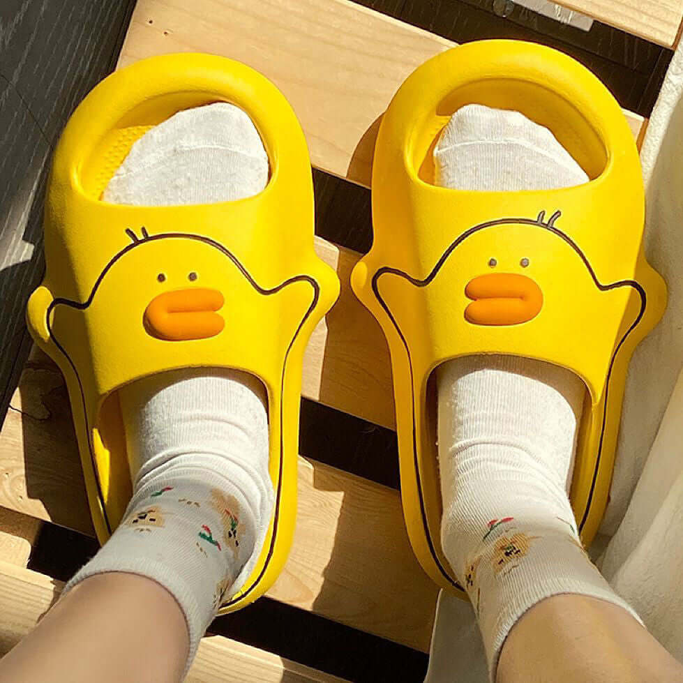 New style slippers female summer student dormitory cute girl wears non-slip thick bottom indoors and outdoors with a feeling of stepping on shit home sandals