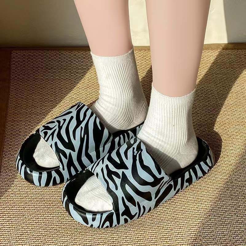 In summer, the new style of stepping on shit-feeling cows striped graffiti slippers couples wear soft bottom indoor non-slip sandals and slippers for men and women