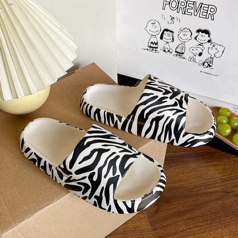 In summer, the new style of stepping on shit-feeling cows striped graffiti slippers couples wear soft bottom indoor non-slip sandals and slippers for men and women