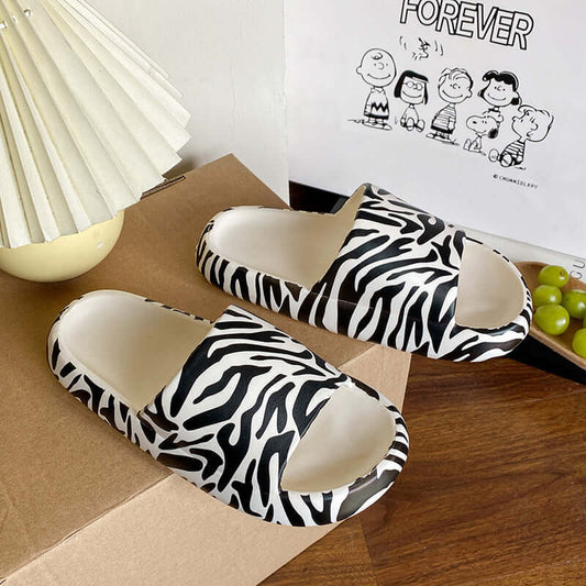 In summer, the new style of stepping on shit-feeling cows striped graffiti slippers couples wear soft bottom indoor non-slip sandals and slippers for men and women