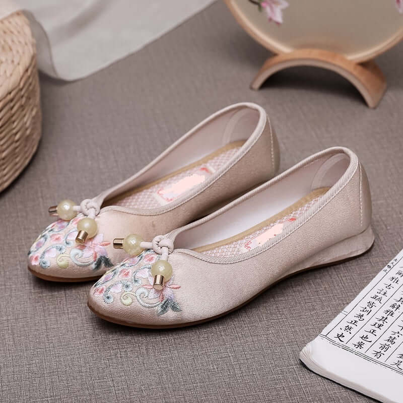 New embroidered shoes summer women's old Beijing cloth shoes national wind low with Chinese wind currennial single shoes fashion pointed shoes