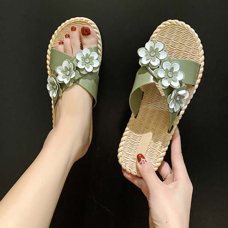 Slippers female wear 2021 new cross bow flat bottom customs sandals female summer cross-border bear slippers female