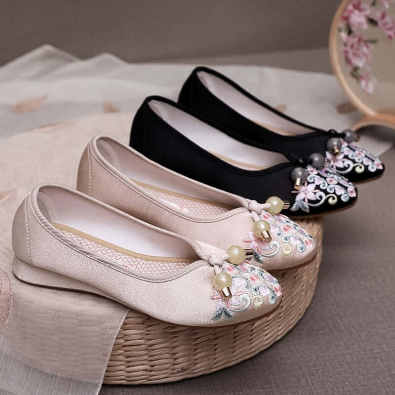 New embroidered shoes summer women's old Beijing cloth shoes national wind low with Chinese wind currennial single shoes fashion pointed shoes