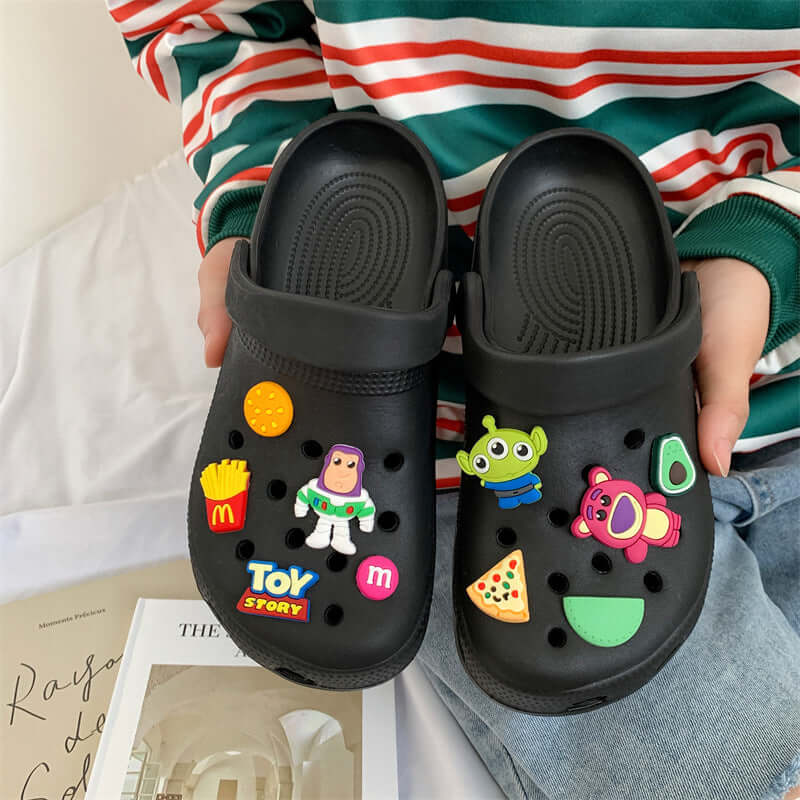 Hole shoes ins cute cartoon strawberry bear girl heart Baotou soft bottom thick bottom outerwear stepping on feces feeling sandals and slippers for women