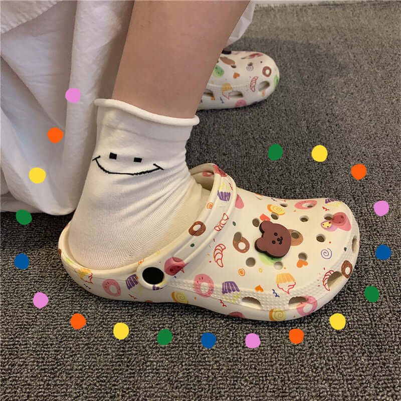 Free shipping South Korea's new girl heart cute cartoon hole shoes men and women outdoor couple beach shoes nurse shoes ins